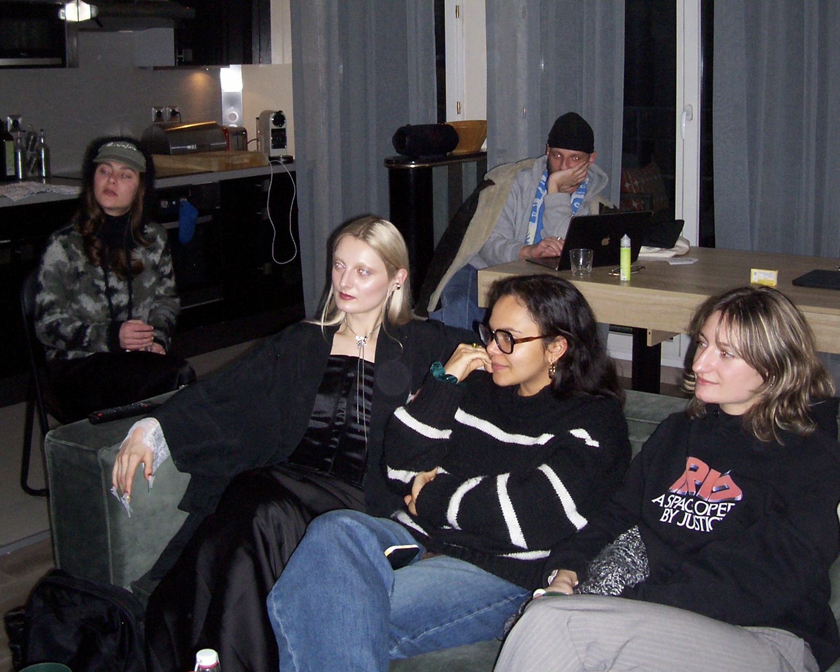 Un groupe de personnes rassemblées dans un salon, en pleine discussion.