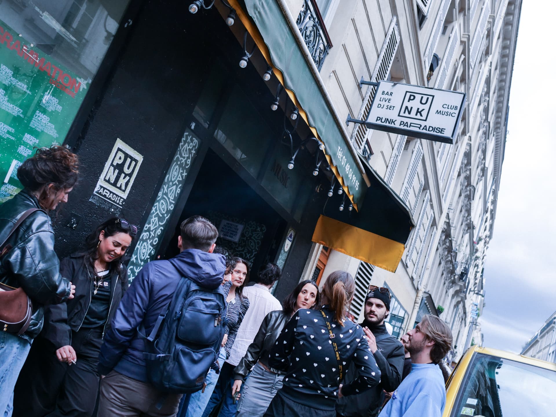 Le public se retrouve devant le Punk Paradise à Paris.